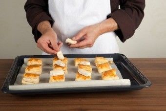 Теплые слоеные тарталетки с камамбером и клюквой Теплые слоеные тарталетки с камамбером и клюквой