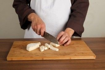 Теплые слоеные тарталетки с камамбером и клюквой Теплые слоеные тарталетки с камамбером и клюквой