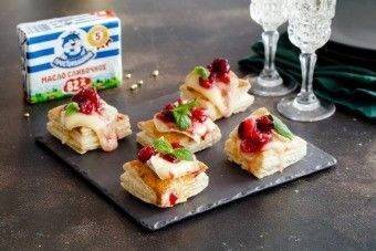 Теплые слоеные тарталетки с камамбером и клюквой Теплые слоеные тарталетки с камамбером и клюквой