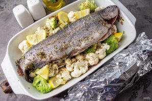 Форель с брокколи и цветной капустой в духовке Форель с брокколи и цветной капустой в духовке
