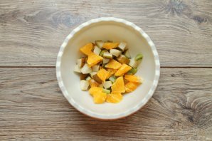 Фруктовый салат с яблоками, грушами и киви Фруктовый салат с яблоками, грушами и киви