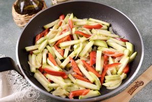 Гречневая лапша с овощами и соусом терияки Гречневая лапша с овощами и соусом терияки
