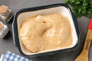 Курица в маринаде из майонеза и соевого соуса Курица в маринаде из майонеза и соевого соуса