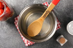 Помидоры в маринаде с луком и сахаром на зиму Помидоры в маринаде с луком и сахаром на зиму