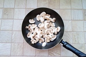 Слоёный салат с ананасами, курицей и жареными грибами Слоёный салат с ананасами, курицей и жареными грибами