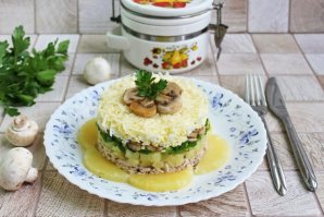 Слоёный салат с ананасами, курицей и жареными грибами Слоёный салат с ананасами, курицей и жареными грибами