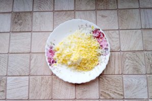 Слоёный салат с ананасами, курицей и жареными грибами Слоёный салат с ананасами, курицей и жареными грибами