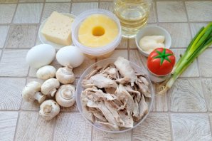 Слоёный салат с ананасами, курицей и жареными грибами Слоёный салат с ананасами, курицей и жареными грибами
