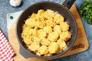Жареная отварная картошка с сыром Жареная отварная картошка с сыром