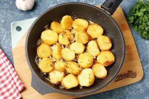 Жареная отварная картошка с сыром Жареная отварная картошка с сыром