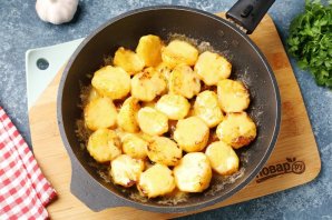 Жареная отварная картошка с сыром Жареная отварная картошка с сыром