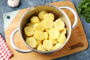 Жареная отварная картошка с сыром Жареная отварная картошка с сыром