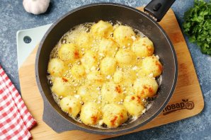 Жареная отварная картошка с сыром Жареная отварная картошка с сыром