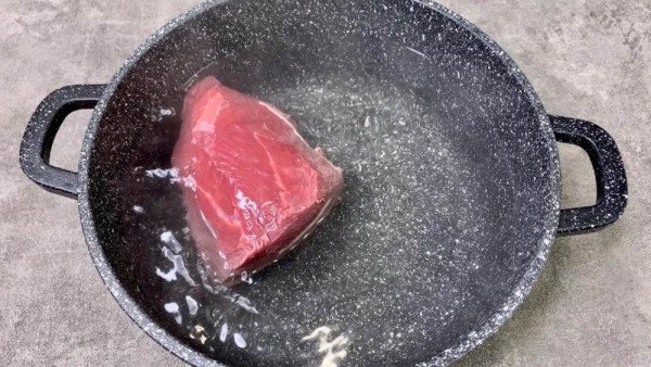 Многослойный салат с говядиной и грибами Многослойный салат с говядиной и грибами