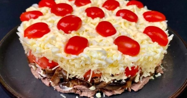 Многослойный салат с говядиной и грибами Многослойный салат с говядиной и грибами