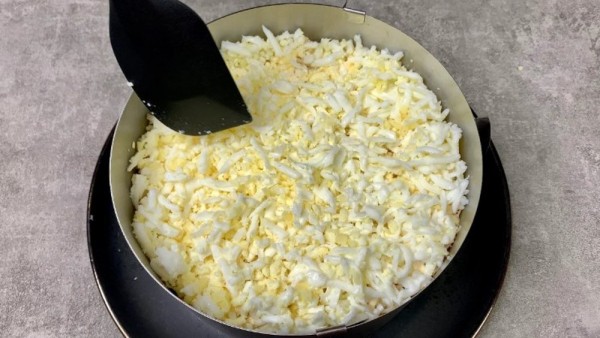 Многослойный салат с говядиной и грибами Многослойный салат с говядиной и грибами