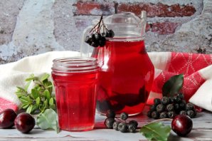 Компот из черноплодной рябины с вишневым листом Компот из черноплодной рябины с вишневым листом