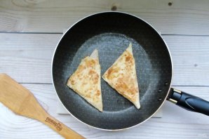 Конвертики из лаваша с яблоками, изюмом и творогом Конвертики из лаваша с яблоками, изюмом и творогом