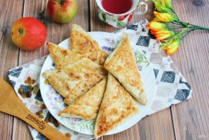 Конвертики из лаваша с яблоками, изюмом и творогом Конвертики из лаваша с яблоками, изюмом и творогом