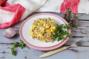 Салат с говяжьей печенью, картофелем и солеными огурцами Салат с говяжьей печенью, картофелем и солеными огурцами