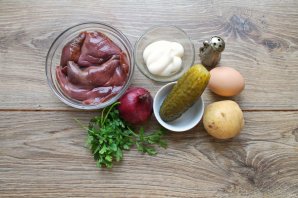 Салат с говяжьей печенью, картофелем и солеными огурцами Салат с говяжьей печенью, картофелем и солеными огурцами