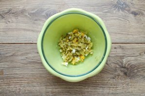 Салат с говяжьей печенью, картофелем и солеными огурцами Салат с говяжьей печенью, картофелем и солеными огурцами