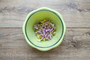 Салат с говяжьей печенью, картофелем и солеными огурцами Салат с говяжьей печенью, картофелем и солеными огурцами