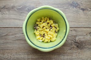 Салат с говяжьей печенью, картофелем и солеными огурцами Салат с говяжьей печенью, картофелем и солеными огурцами