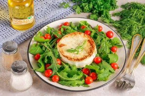 Салат с жареным камамбером и рукколой Салат с жареным камамбером и рукколой