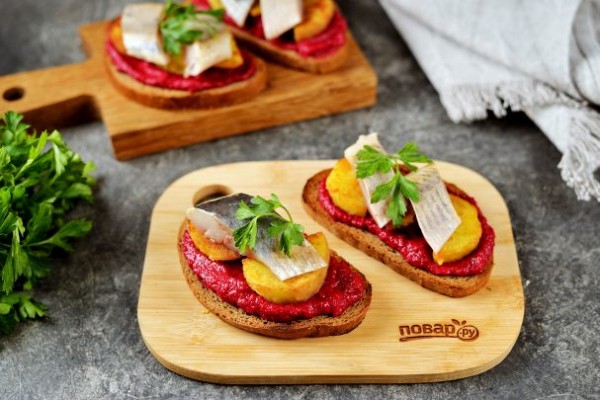 Сморреброд с сельдью, свекольным пюре и картофелем Сморреброд