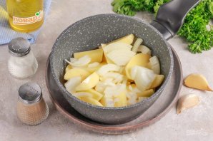 Свиная рулька тушеная с картофелем в томатном соусе Свиная рулька тушеная с картофелем в томатном соусе