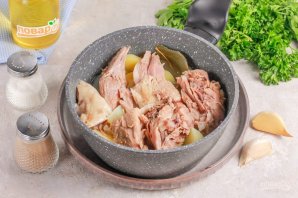 Свиная рулька тушеная с картофелем в томатном соусе Свиная рулька тушеная с картофелем в томатном соусе