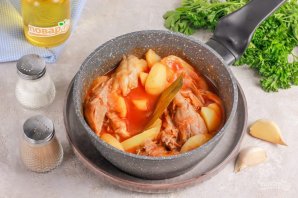 Свиная рулька тушеная с картофелем в томатном соусе Свиная рулька тушеная с картофелем в томатном соусе