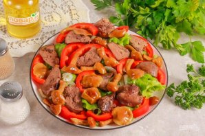 Теплый салат с печенью кролика Теплый салат с печенью кролика