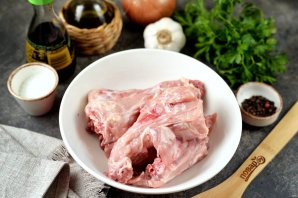 Тушёные куриные шейки с луком Тушёные куриные шейки с луком