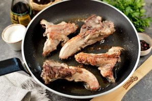 Тушёные куриные шейки с луком Тушёные куриные шейки с луком