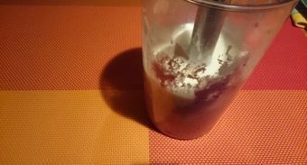 Кефирный смузи с черной смородиной. Кефирный смузи с черной смородиной.