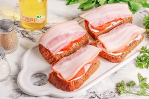 Бутерброды с беконом и горчицей Бутерброды с беконом и горчицей