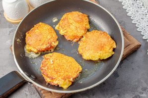 Оладьи из моркови "Морковники" Оладьи из моркови "Морковники"