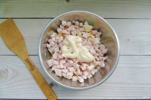 Салат с ананасами, сыром и яйцами Салат с ананасами, сыром и яйцами