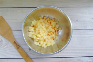Салат с ананасами, сыром и яйцами Салат с ананасами, сыром и яйцами