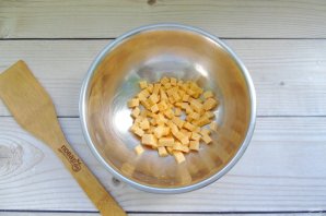Салат с ананасами, сыром и яйцами Салат с ананасами, сыром и яйцами