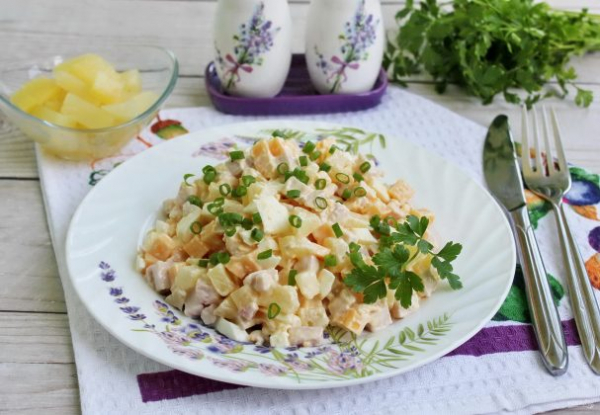 Салат с ананасами, сыром и яйцами Салат