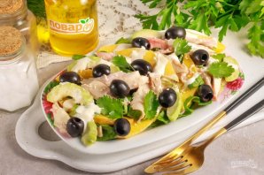 Салат с манго, авокадо и курицей Салат с манго, авокадо и курицей
