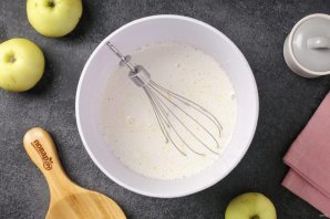 Шарлотка с яблоками на сливках Шарлотка с яблоками на сливках