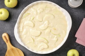 Шарлотка с яблоками на сливках Шарлотка с яблоками на сливках