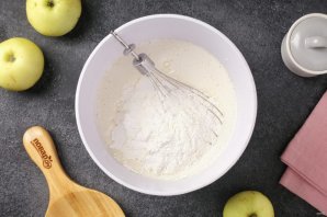 Шарлотка с яблоками на сливках Шарлотка с яблоками на сливках