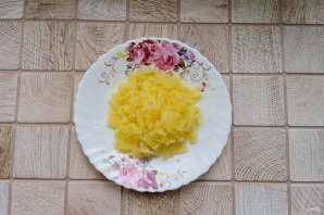 Слоёный салат "Нежность" с крабовыми палочками Слоёный салат "Нежность" с крабовыми палочками