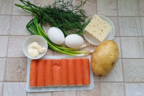 Слоёный салат "Нежность" с крабовыми палочками Слоёный салат "Нежность" с крабовыми палочками