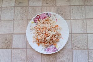 Слоёный салат "Нежность" с крабовыми палочками Слоёный салат "Нежность" с крабовыми палочками